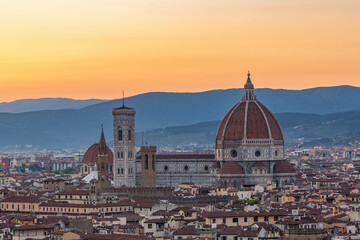 Fototapeta na wymiar Cattedrale di Santa Maria del Fiore in Florence at sunset