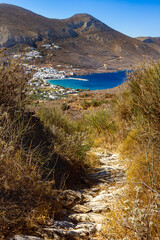 Wanderweg mit Blick auf die Bucht von Aegiali auf der griechischen Kykladeninsel Amorgos