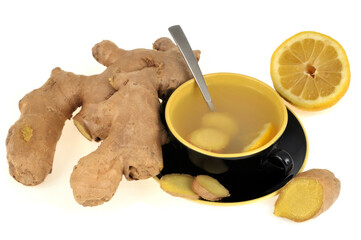 Infusion de gingembre et de citron frais dans une tasse en gros plan sur fond blanc