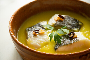Bacalao al pil pil tapa tradicional del norte de España. Pescado de coco cocinado con una...