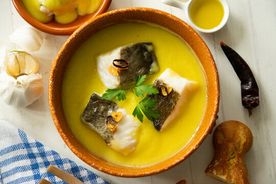 Bacalao al pil pil tapa tradicional del norte de Espa&ntilde;a. Pescado de coco cocinado con una deliciosa salsa hecha con aceite, bacalao y ajo.