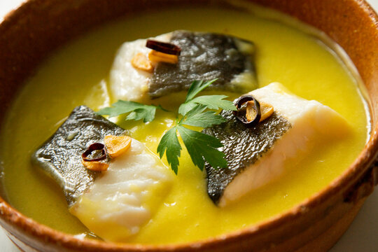 Bacalao al pil pil tapa tradicional del norte de Espa&ntilde;a. Pescado de coco cocinado con una deliciosa salsa hecha con aceite, bacalao y ajo.