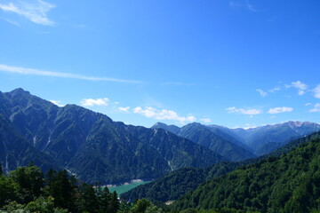 Obraz premium 中部山岳国立公園。大観峰より黒部ダムを望む。立山、富山、日本。８月下旬。
