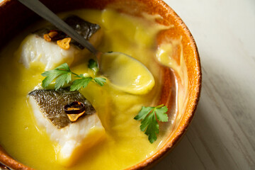 Bacalao al pil pil tapa tradicional del norte de España. Pescado de coco cocinado con una...