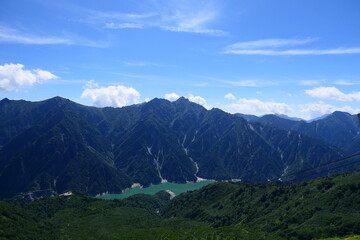 中部山岳国立公園。大観峰より黒部ダムを望む。立山、富山、日本。８月下旬。