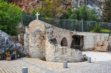 Obraz premium From the Byzantine church in the village of Episcopi, only the side nave has been preserved, which mysteriously goes into the monolith of the rock. 