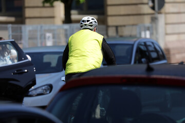 fahrradfahrer in der stadt mit viel verkehr