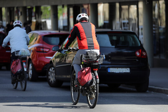 fahrradfahrer in der stadt mit viel verkehr