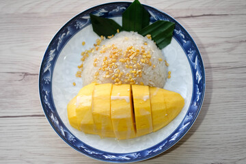 Sweet sticky rice with coconut milk and mango