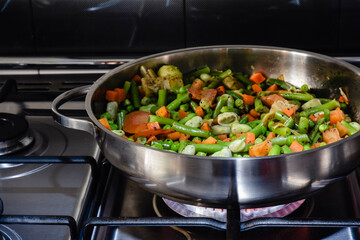 Cocinando verduras en la cocina de gas.