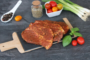 Nackensteak auf einem Küchenbrett