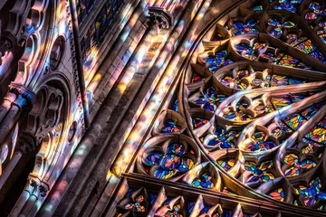 Crédence de cuisine en verre imprimé Coloré Vitraux et lumière dans la cathédrale Saint-Vincent à Saint-Malo