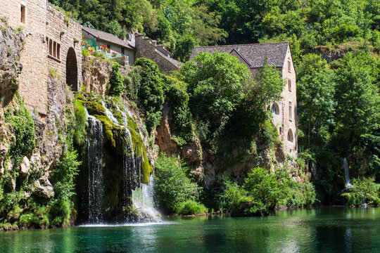 Saint-Chély-du-Tarn village and cascade