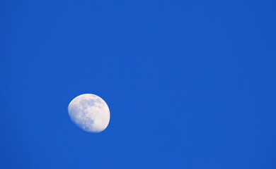 Der Mond bei klarem Himmel
