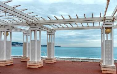 Pergola sur la promenade des anglais à Nice et vue sur la baie des anges sur la Côte d'Azur