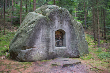 chapel on the trail Jetrichovicke steny in Ceske Svycarsko National Park, Czech Republic - obrazy, fototapety, plakaty