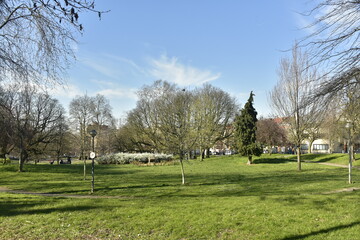 Le parc Huart Hamoir au quartier Riga à Schaerbeek exceptionnellement vide sous un ciel printanier durant le premier confinement due à la crise sanitaire du COVID19 