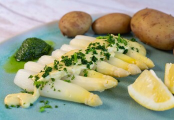 asparagus with potato and Sauce Hollandaise