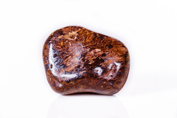 Naklejka premium Macro mineral stone Bronze on white background