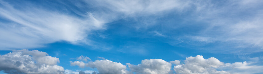 Obraz premium Landscape of a beautiful blue sky covered with cumulonimbus clouds on a winter afternoon. Unspoiled nature.