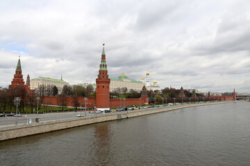 Fototapeta premium View of the Moscow Kremlin, the Grand Kremlin Palace and Moscow river on cloudy sky background. Scenic city panorama, russian tourist landmark