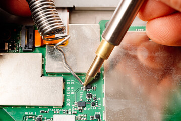 To avoid programmed obsolescence of electronic devices, these can be repaired by soldering.