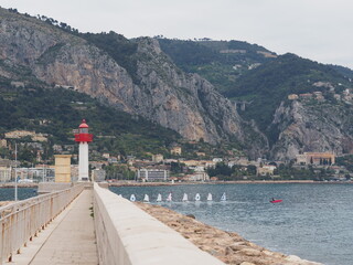 phare et bateau sortant du port - Menton 