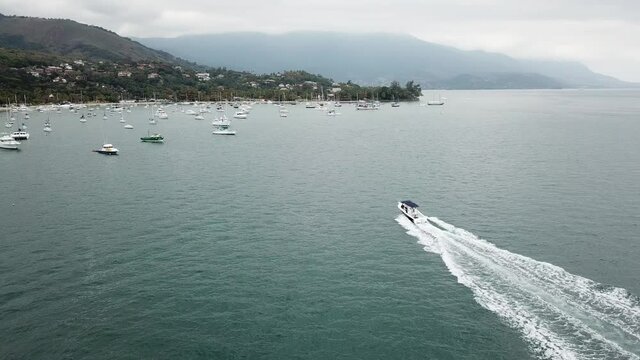 Vista da Praia litoral norte do Brasil-Ubatuba-SP