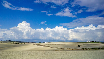Cielo celeste con nubes blancas.