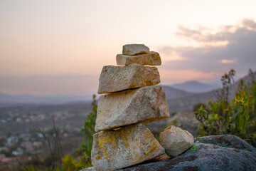 Foto a unas piedras con fondo el paisaje mas bonito del mundo
