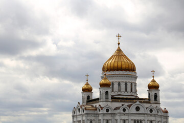 Fototapeta na wymiar Cathedral of Christ the Saviour in Moscow on cloudy sky background, russian landmark