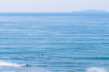 Obraz premium 波を待つサーファーたち 鎌倉・七里ガ浜の風景