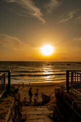 葉山の海の夕景　夕日が沈む浜辺で遊ぶファミリー　神奈川県立葉山公園　大浜海岸
