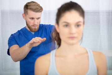 Obraz premium physiotherapist working with patient in clinic