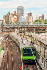 東京都　品川駅を発車するE 235系山手線電車