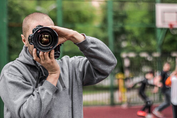 Obraz premium Sports photographer in gray hoodie