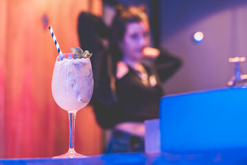 Bebida refrescante, limonada. con agua y limon, con mucho hielo