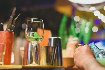 Bebida refrescante, limonada. con agua y limon, con mucho hielo