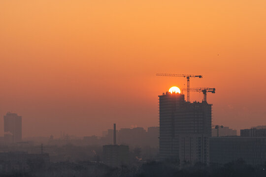 Warszawa zachód słońca Wola żuraw wieżowy budowa © Mariusz