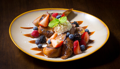 dessert made with torrijas, syrup and berries