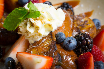 dessert made with torrijas, syrup and berries