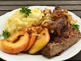Panierte Leber Kartoffelbrei röstzwiebeln Äpfel karamellisierte