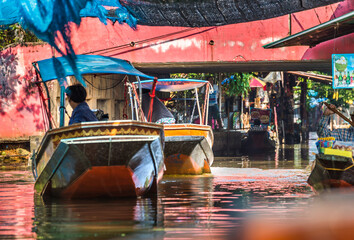 Fototapeta na wymiar Famous Floating Market in Thailand, Damnoen Saduak Floating Market, Local People and Tourists Visiting by Boat, Ratchaburi, Thailand.