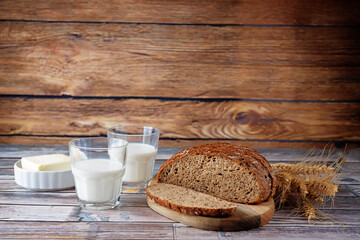 Wholegrain rye bread with glasses of milk