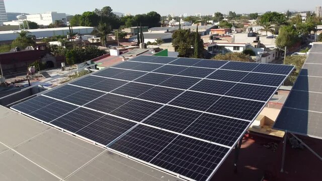 Paneles solares instalacion energias limpas