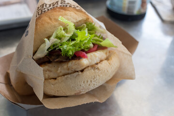 Burger de pollo saludable, envuelta en papel lista para llevar