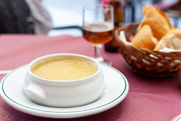 Sopa de fideos (cocido madrileño). En una terraza en las calles de Madrid tomando una cerveza.