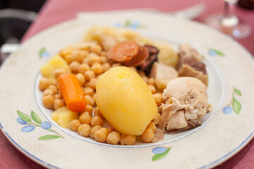 Plato de guiso de garbanzos (potaje - cocido madrileño). Con ternera, chorizo (chorizo), panceta, zanahoria y aceite de oliva. Restaurante en Madrid