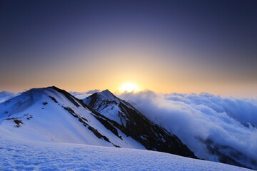 鳥取県の伯耆大山の雲海と日の出