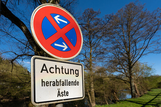 Schild, Hinweis  - Achtung herabfallende &Auml;ste